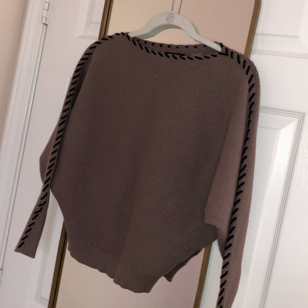 Tahari detailed sweater! Excellent condition! ✨